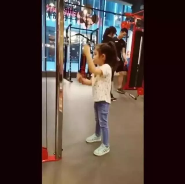 曾被樹枝刺穿肺部昏迷,一個月後老公求婚成功,如今曬女兒幸福合照!