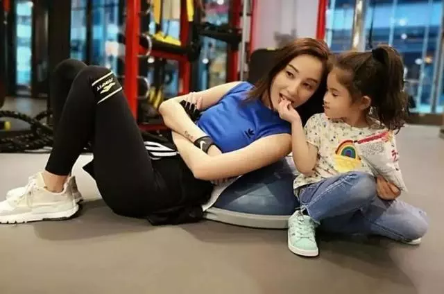 曾被樹枝刺穿肺部昏迷,一個月後老公求婚成功,如今曬女兒幸福合照!