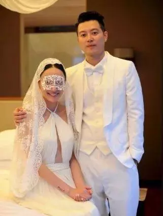 曾被樹枝刺穿肺部昏迷,一個月後老公求婚成功,如今曬女兒幸福合照!