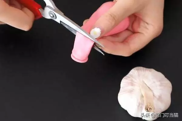 把大蒜裝進氣球裡面,好多人不知道有啥用,但用過的人都夸好