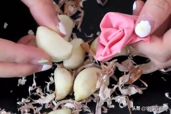 把大蒜裝進氣球裡面,好多人不知道有啥用,但用過的人都夸好