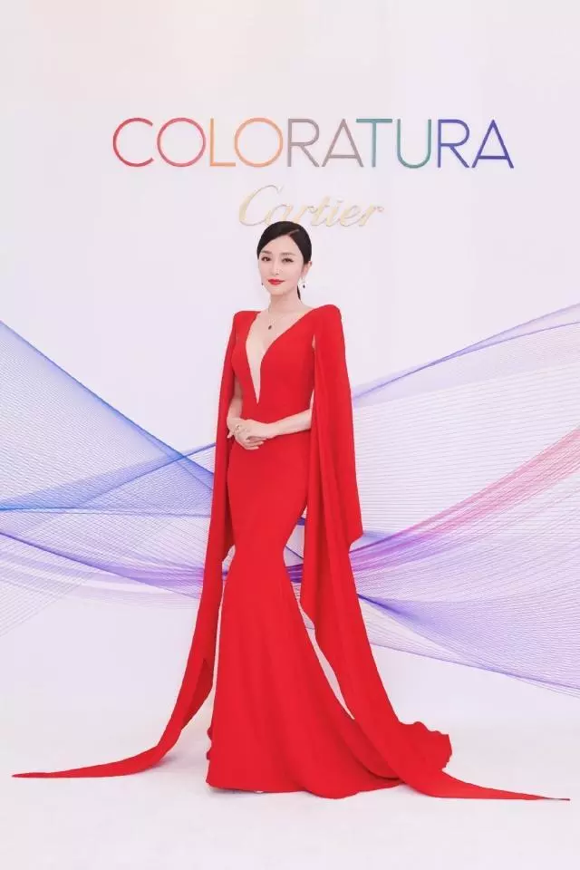 36歲徐子淇穿亮面長裙被37歲秦嵐一襲紅色長裙碾壓, 不止差一點