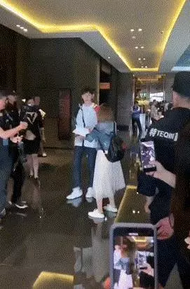 鄧倫被女粉絲拽住不鬆手,他接下來的舉動很暖心,脾氣也太好了吧