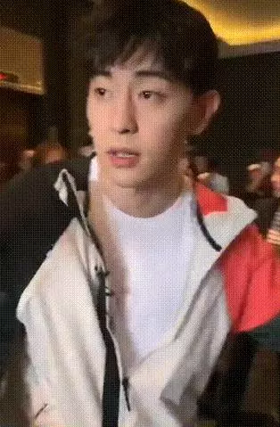 鄧倫被女粉絲拽住不鬆手,他接下來的舉動很暖心,脾氣也太好了吧