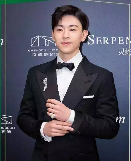 鄧倫被女粉絲拽住不鬆手,他接下來的舉動很暖心,脾氣也太好了吧