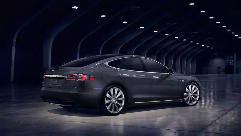 世界第三快的超級房車?來自特斯拉
