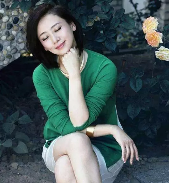 51歲翁虹容顏未老,越來越年輕宛如少女,女兒挺清秀但是顏值卻不如她~~~