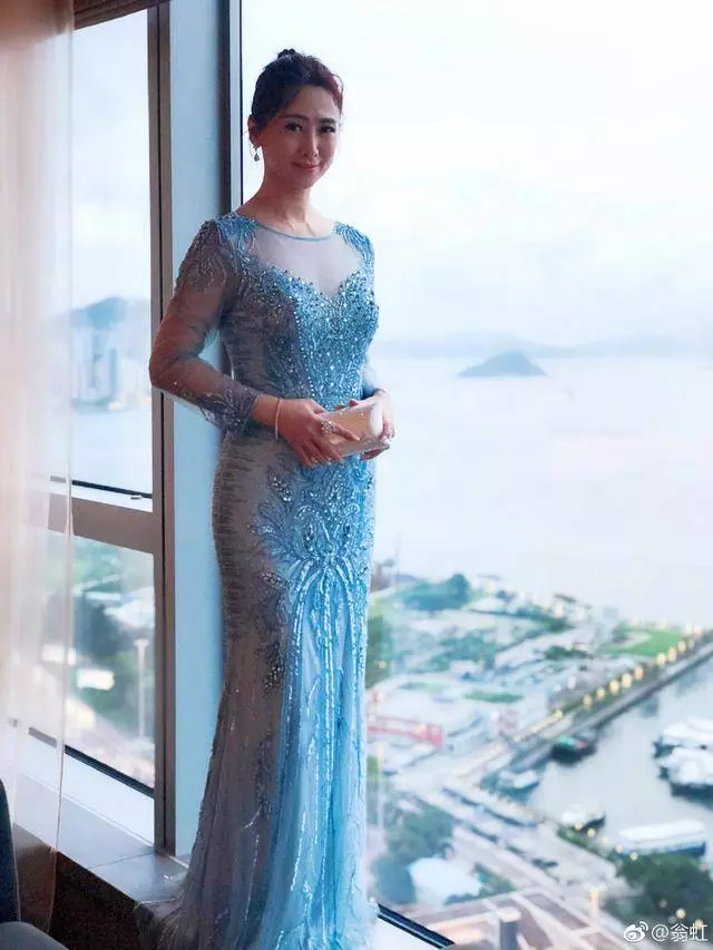51歲翁虹容顏未老,越來越年輕宛如少女,女兒挺清秀但是顏值卻不如她~~~