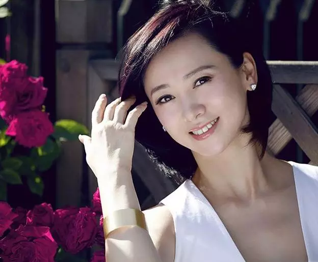 51歲翁虹容顏未老,越來越年輕宛如少女,女兒挺清秀但是顏值卻不如她~~~