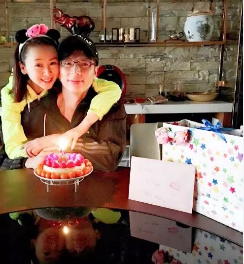 51歲翁虹容顏未老,越來越年輕宛如少女,女兒挺清秀但是顏值卻不如她~~~