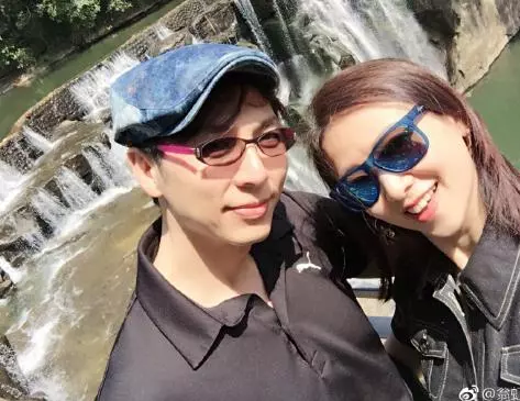 51歲翁虹容顏未老,越來越年輕宛如少女,女兒挺清秀但是顏值卻不如她~~~