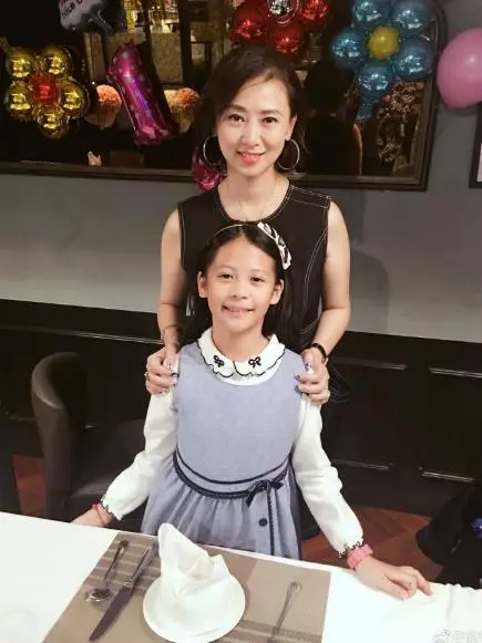 51歲翁虹容顏未老,越來越年輕宛如少女,女兒挺清秀但是顏值卻不如她~~~