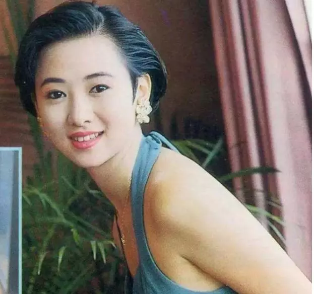 51歲翁虹容顏未老,越來越年輕宛如少女,女兒挺清秀但是顏值卻不如她~~~