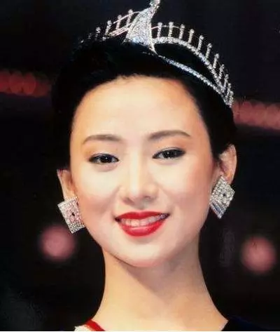 51歲翁虹容顏未老,越來越年輕宛如少女,女兒挺清秀但是顏值卻不如她~~~