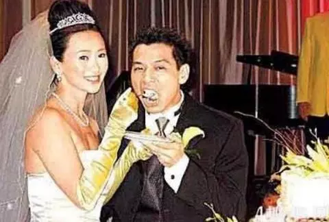51歲翁虹容顏未老,越來越年輕宛如少女,女兒挺清秀但是顏值卻不如她~~~