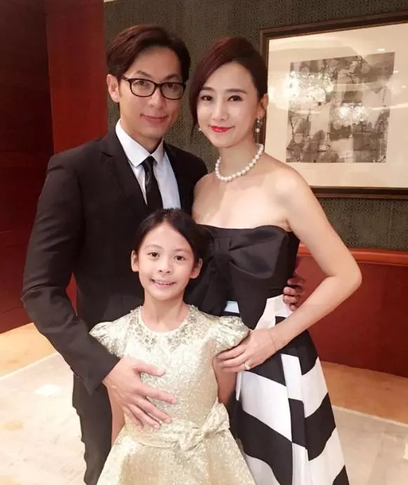 51歲翁虹容顏未老,越來越年輕宛如少女,女兒挺清秀但是顏值卻不如她~~~