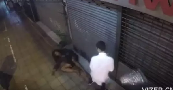 髒臭乞丐天天睡店門口,老闆氣到狠狠羞辱毆打他趕他走!某天乞丐失蹤過世,查看門口監視器畫面,才發現讓他後悔不已的死亡真相!