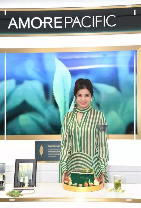 不打針不扮嫩,鍾楚紅滿臉褶子依然自信,59歲自然老去不刻意