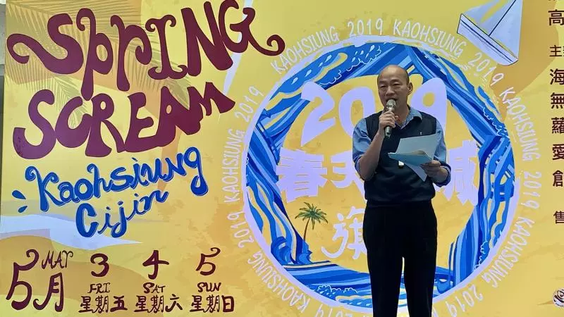 上萬人擠爆!高雄春吶「攤位租金1萬8」卻苦等不到人潮? 攤販苦不堪言:只賣4條香腸