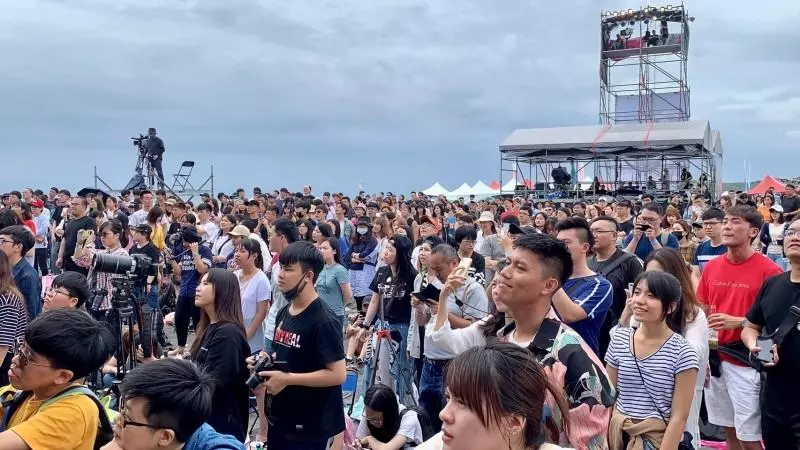 上萬人擠爆!高雄春吶「攤位租金1萬8」卻苦等不到人潮? 攤販苦不堪言:只賣4條香腸
