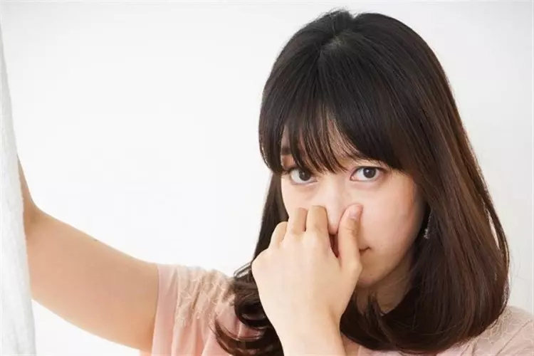 兒子房間飄來「那股濃厚腥臭味」!媽媽手刀衝進房間掀開被子…猛然嚇傻了:這啥!