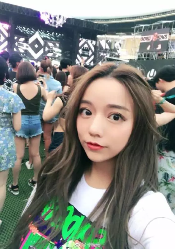 去年6月,一名辣露北半球的正妹引起了網友的關注