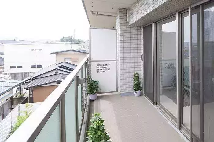日本人設計的陽台火了,危急時刻能救命!網友:逃生再也不用「跳 樓」了!