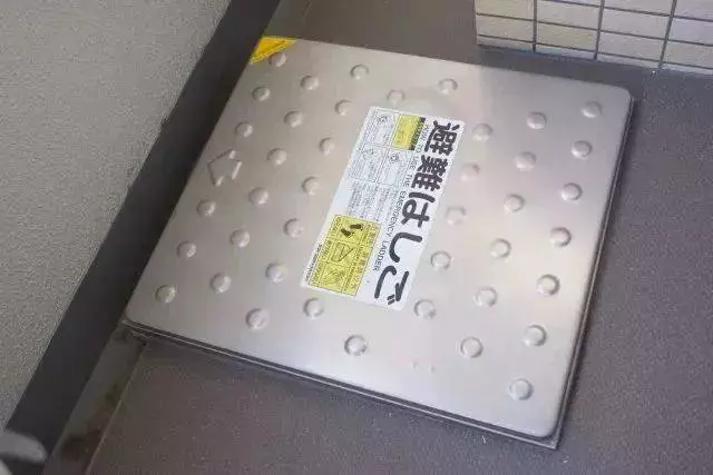 日本人設計的陽台火了,危急時刻能救命!網友:逃生再也不用「跳 樓」了!
