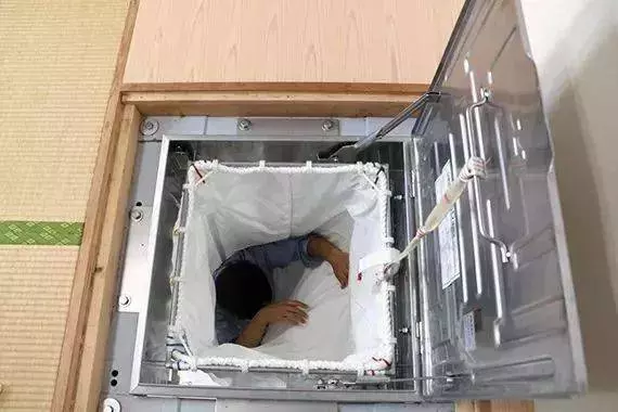 日本人設計的陽台火了,危急時刻能救命!網友:逃生再也不用「跳 樓」了!