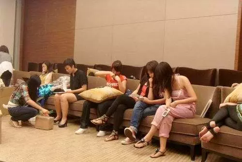 實拍車展後台休息室,車模醜態百出,形象完全破滅。