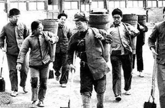 阿嬤拿祖傳金釵做鑑定,專家看到金釵上字猛抬頭,急問:您父親是?