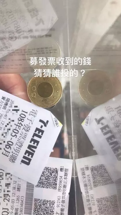 紙板當床睡路邊…街友這舉動暖哭萬人