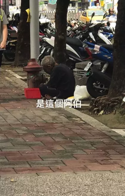 紙板當床睡路邊…街友這舉動暖哭萬人