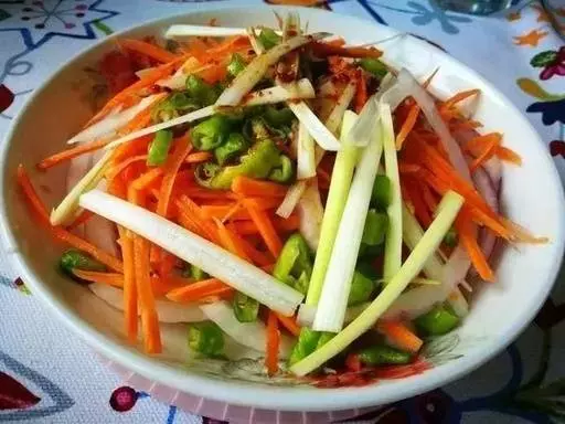 把洋蔥和蘋果這樣吃,能甩掉多年贅肉,雀斑也淡了,對消脂和抗衰老都有很好的效果