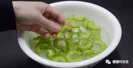 吃了20多年苦瓜才知道,只需切掉「苦源」,苦味一點都不留,實用