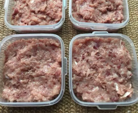 給貓狗吃生骨肉並不會增加攻擊性,生肉正確清潔後利於健康