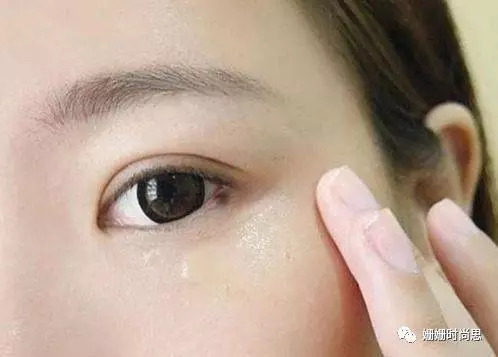 千萬別傻傻割眼袋了,兩個小妙招,7天急速撫平眼袋消除黑眼圈!