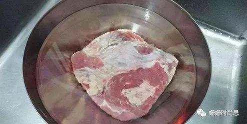 無論解凍啥肉,別再用水泡!牢記這「4招」,6分鐘就搞定冷凍肉!
