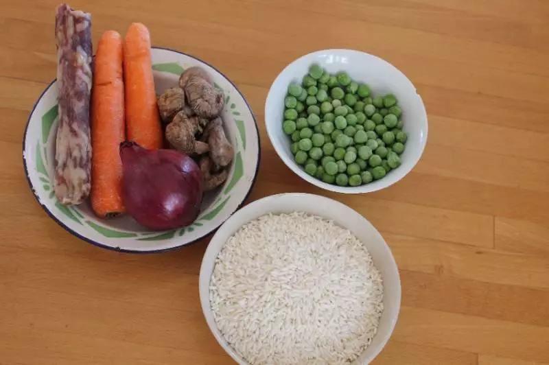 立夏飯——豌豆糯米飯,飯中摻雜豌豆,稱立夏飯。