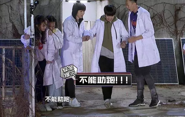 扶謝依霖下樓,安慰楊冪,鄧倫太暖了,紳士禮貌,4個細節太圈粉