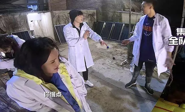 扶謝依霖下樓,安慰楊冪,鄧倫太暖了,紳士禮貌,4個細節太圈粉