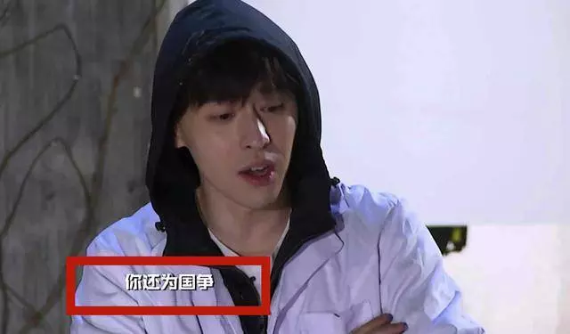 扶謝依霖下樓,安慰楊冪,鄧倫太暖了,紳士禮貌,4個細節太圈粉