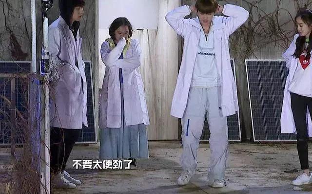 扶謝依霖下樓,安慰楊冪,鄧倫太暖了,紳士禮貌,4個細節太圈粉