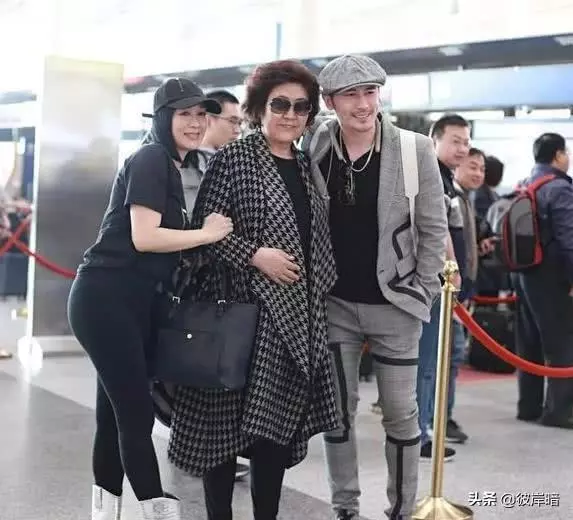 年近50迎來第四胎,鍾麗緹不愧是性感女神,與婆婆同框對比鮮明