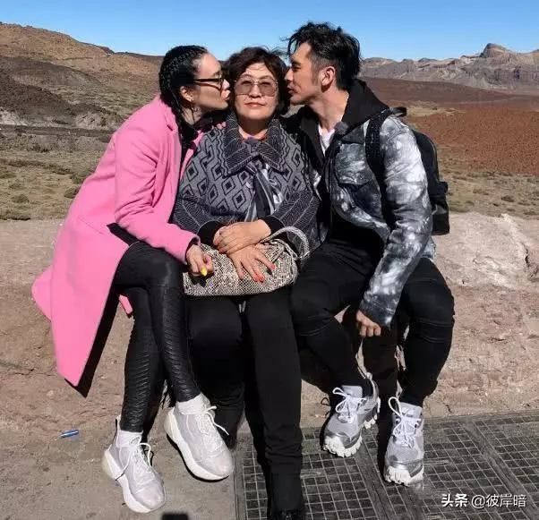 年近50迎來第四胎,鍾麗緹不愧是性感女神,與婆婆同框對比鮮明