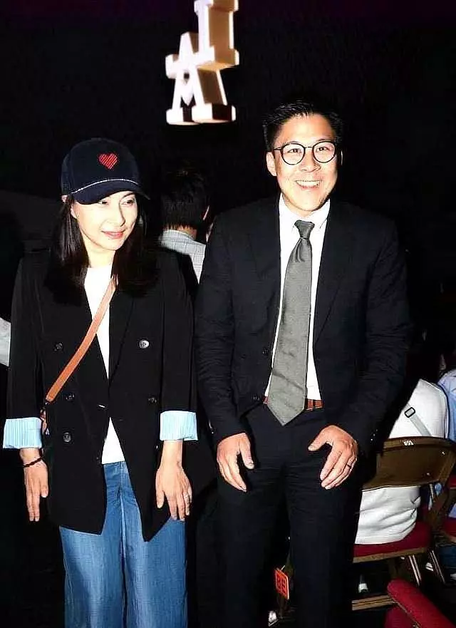 38歲郭晶晶時尚裝扮現身,西裝闊腿瘦回顏值巔峰,哪像剛生過三胎
