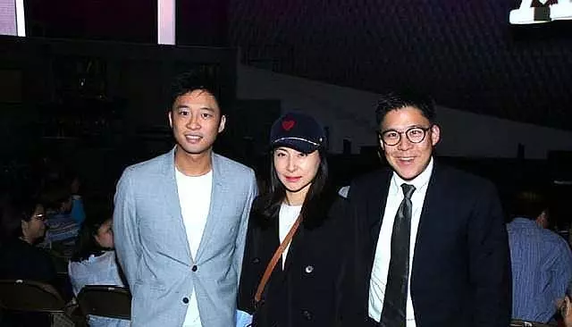 38歲郭晶晶時尚裝扮現身,西裝闊腿瘦回顏值巔峰,哪像剛生過三胎