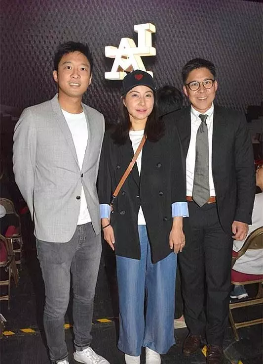 38歲郭晶晶時尚裝扮現身,西裝闊腿瘦回顏值巔峰,哪像剛生過三胎
