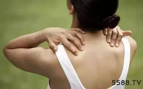為什麼脖子一轉就咔咔響 ?