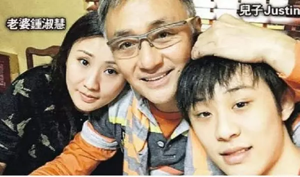 他當年帥過梁朝偉,演《絕代雙驕》花無缺成經典,如今夫妻恩愛23年成佳話!